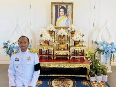 พิธีถวายน้ำสรงพระบรมศพ เบื้องหน้าพระฉายาลักษณ์ สมเด็จพระนางเจ้าสิริกิติ์ พระบรมราชินีนาถ พระบรมราชชนนีพันปีหลวง และลงนามถวายความอาลัยฯ